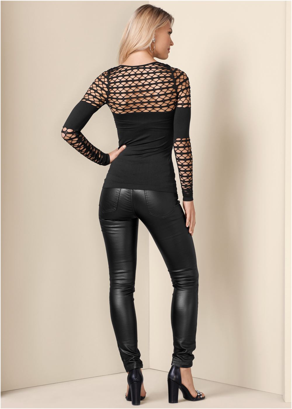 Venus Seamless Fitted Cutout Top in Black
