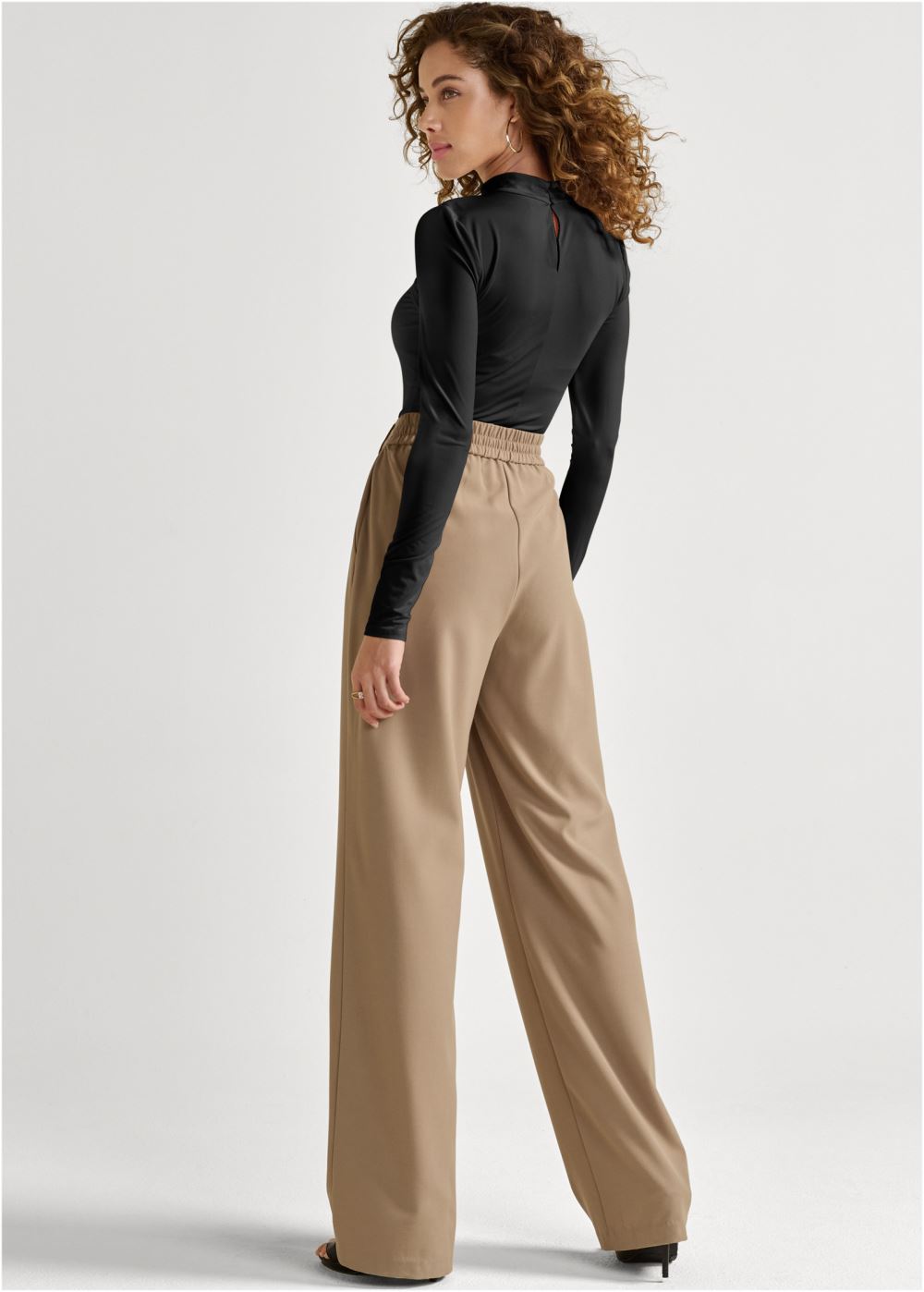 Venus Shape Embrace Keyhole Top in Black