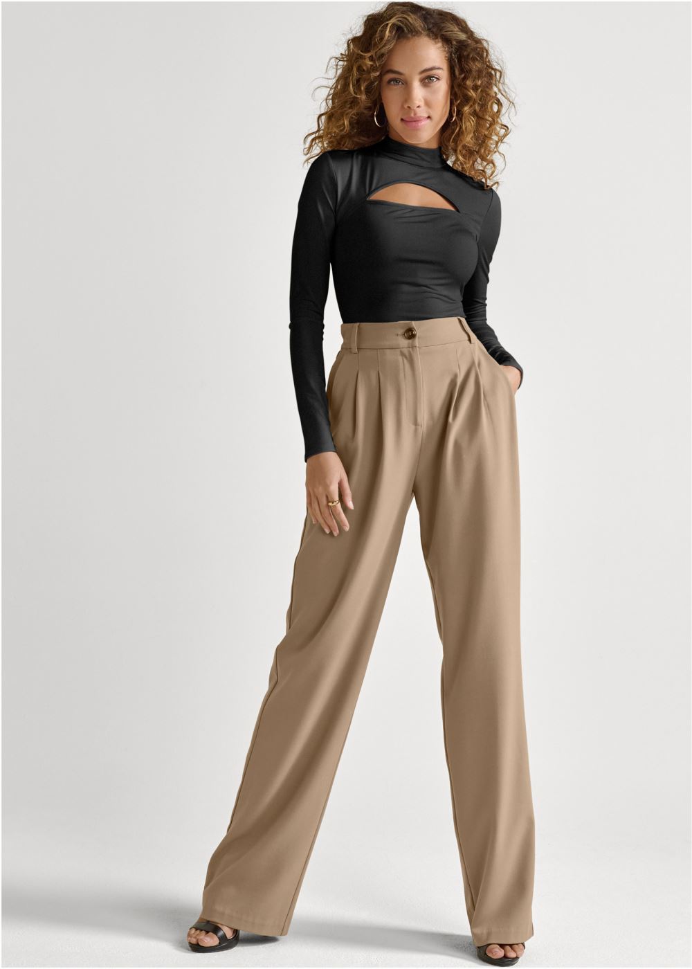 Venus Shape Embrace Keyhole Top in Black