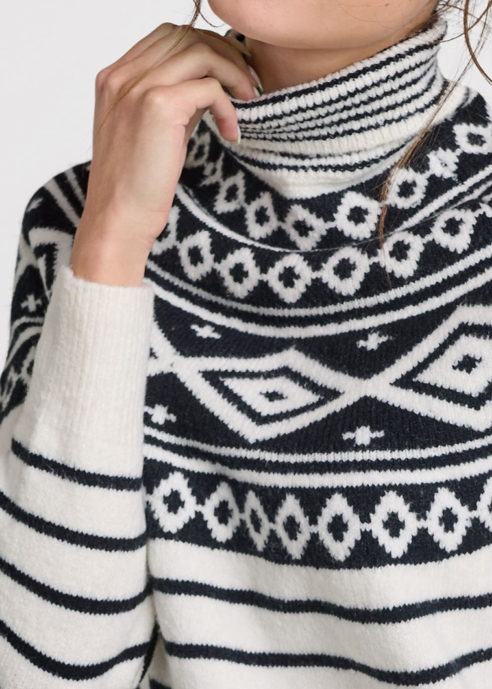 Venus VENUS | Fair Isle Turtleneck Sweater in White & Black