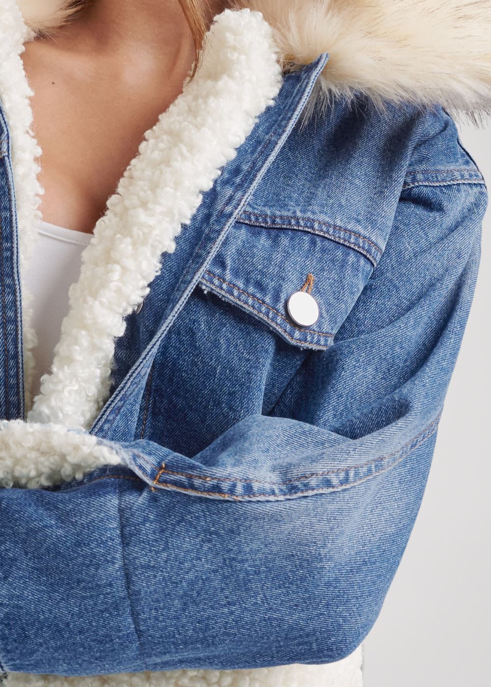 Venus Faux-Fur Trim Trucker Jean Jacket in Medium Wash